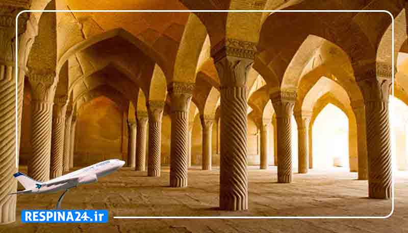 مسجد وکیل شیراز همراه با یک هواپیما در حال پرواز